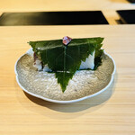 鮨 三心 - アジの桜葉鮨。桜の葉の優しい香りが広がります。