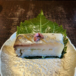 鮨 三心 - あ〜、ピントが外れてしまった(*/▽＼*) こちらも本当に美しい断面なのです！