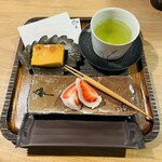 鮨 三心 - 食後はお隣の「刻家(ときや)」さんにてデザートタイム。自家製の苺大福とプリンをまったりといただきます♡