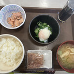 すき家 - 鮭まぜのっけ朝ごはん 360円