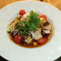 BISTRO CHINESE OSAWA - 口水鶏（山椒とラー油の麻辣ソース）「ヨダレが出るほど美味しい別名『よだれ鶏』。」※メニュー表記通り