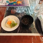 サバイ ジャイ タイランド - セルフサービスのサラダとスープ