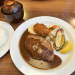 キッチン ノム - ハンバーグとカキフライ