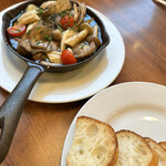 キッチン ノム - キノコと砂肝のアヒージョ