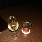 バー ディンプル - チリ白ワインと生姜のカクテル