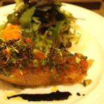 厚切りサーモンの瞬間燻製　温泉卵添え