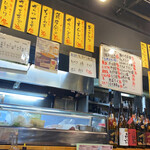 Izakaya Maru - カウンター席。ちょっと見づらいですがホワイトボードに色々なお刺身が