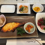 マルカツ - 焼魚定食:銀鮭の西京焼き¥1,100 カジキの煮付け、まぐろ納豆、切り干し大根のキムチ、肉じゃが　身が厚くて甘さも程よく美味しゅうございました。