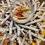 アトールテラスカモガワ - 前菜はガラスの器の中だけ。木の枝は飾り。