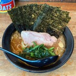 家系ラーメン 傳助 - ラーメン750円麺硬め。海苔増し100円。