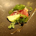 ビストロ・シンバ - 冷たい前菜：氷見 メジマグロ 焼きナス 水ナス 実山椒