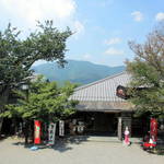 Onomiyasu - 店の外観を三千院御殿門より望む