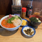 はじめ鮮魚店 - ⭐️海鮮丼(ぶり、サーモン、ほたて)¥1.000
      　※ご飯大盛り¥100(画像は並盛)
      　※お吸い物、漬物、卵焼き付
      　※キャッシュレス決済可