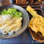 讃岐うどん 雷鞭 - 醤油うどんとちくわ天、野菜かきあげ。