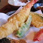 ががちゃ屋 - 天ぷらはサクサクで旨いです。カレー塩でいただきます。