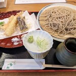 蕎麦処 こだか - この後で、天つゆが届きました。写真だと天ぷらのスカスカ具合、麺の少なさは伝わらないかも。