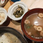 Sakanabaru Sawa - グリーンカレーに付く小鉢と味噌汁