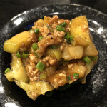 大 - 水茄子の麻婆茄子！茄子をくり抜いた中に、肉味噌と水茄子が入って物をその場で和えてくれる。程よい歯応えの後にとろける水茄子は、更に麻婆感が引き立つ！