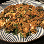 大 - 食事代わりのチヂミ。ツナギ少なめで韓国チヂミとは異なる独特のサクッとした食感が良い！イカとニラが多くて、シンプルな美味さ！オリジナルのタレにつけて食べれば、もう止まらない！