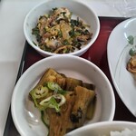 四日市ヒモノ食堂 - 小鉢が２つ とごはん大盛り無料。朝定食限定