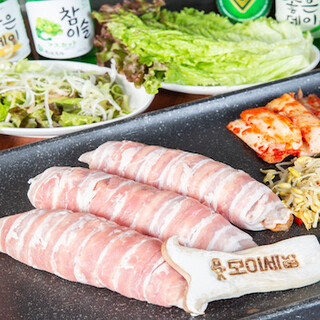 Baked right in front of you! "Samgyeopsal cheese kimchi roll"