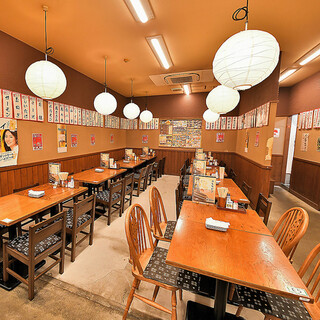 新世界らしい賑やかな店内