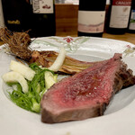 La Stalla - おーーーー！！美味しい！！素晴らしい。6歳のマトンって話聞いて感動した。付け合わせの野菜も美味しい。調理技術が本当すごいのよねー。野菜も肉どれとっても火入れや調理方法が最善の選択をしてる。