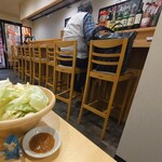 呑み食い処はじっこ離れ まんなか - ざく切りキャベツからのカウンター席