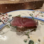 うを徳 - 藁で燻してニンニク醤油で味付けた銚子の鰹