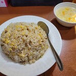 張家餃子別館 - 炒飯と餃子定食の チャーハンとスープ