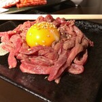 Yakiniku Dainingu Buruzu - 炙りユッケ（1,419円）