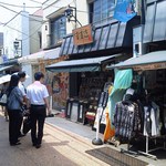 肉のすずき - 夕日の階段側から見たお店の外観