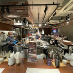 ステーキライスの店 センタービーフ - 厨房を囲むようにコの字カウンター。左手微笑みの天使。奥に必殺仕事人。イケメンマスターは残念ながらレジへ