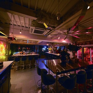 お連れ様との距離が縮まる店内作り。一人飲みも大歓迎。