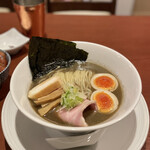 酒肴場 屯 - 濃醇煮干し蕎麦（味玉入り） ¥950