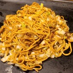 あたりや - ブタそば焼き(税込650円)【焼きも依頼】
            但し奥の厨房で焼かれるので焼き方は観察出来ません
            蒸し中太麺、キャベツ、豚バラ肉、刻み葱、ラードは多めな感じで濃い旨みとコクがあり、味わいにパンチがあります