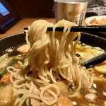 新横浜大酒場 - 「五目湯麺（税込￥599）」の麺リフト…