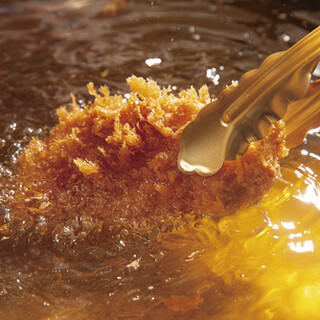 The batter has an attractive flavor and crispy texture made with deep-frying oil and bread crumbs.