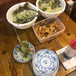 Izakaya Gyouza Sakaba - サラダと惣菜、セルフサービス