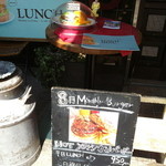 GRILL BURGER CLUB SASA - 入口脇