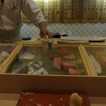 伊勢鮨 - 清潔なカウンター