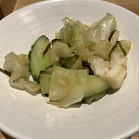 炭焼うな富士 名駅店 - おかわり無料の浅漬け