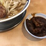 雷神 角ふじ - 別皿のピリ辛もつ煮