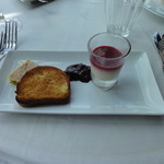 ブラッスリーオザミ - 【前菜】フォワグラのパルフェ フランボワーズのジュレと
      フォワグラのテリーヌの盛り合わせ