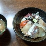 海鮮丼　なんと￥５００！！　鯛みそ汁付き！！