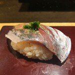 Tsukiji Otokomaezushi - 青魚。