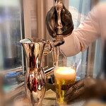 ビールスタンド重富 ekie - ②現代のサーバーで弾力のある泡で蓋をします