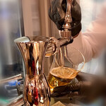 ビールスタンド重富 ekie - ①現代のサーバーでサイドから整えながら