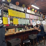 市民酒蔵諸星 - 名物の大型カウンター