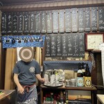 市民酒蔵諸星 - 厨房と客席の境界に掲示されたメニュー